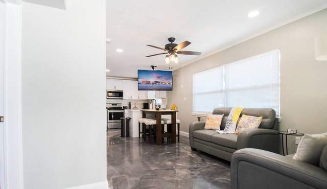 Downtown Modern Retreat, Sunflower