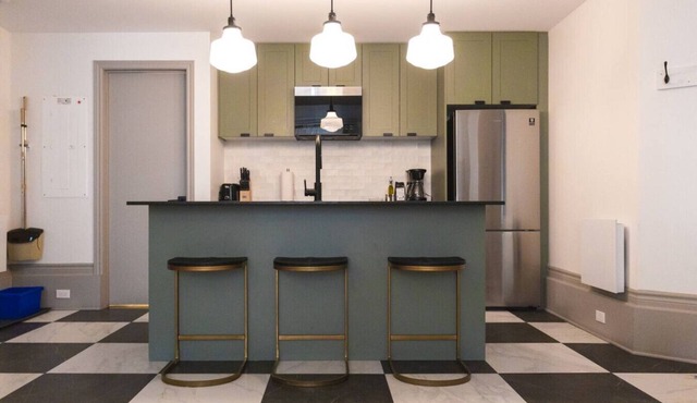 Downtown Montreal: 3-Bedroom 1.5 bathroom