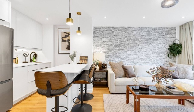 Downtown Montreal Atelier W/Balcony | 1BR King Bed, Sofa Bed, Parking, TV & Gym