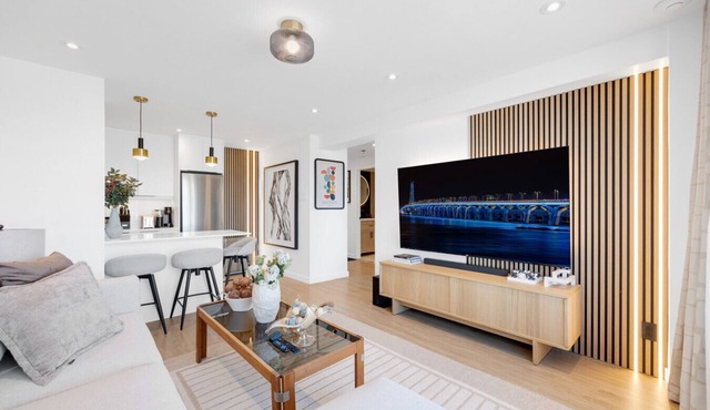 Downtown Montreal Concept W/Balcony | 1BR King Bed, Sofa Bed, Parking, TV & Gym