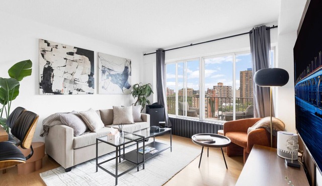 Downtown Montreal Horizon W/Balcony | 1BR Queen Bed, Sofa Bed, Parking & Gym