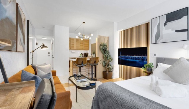 Downtown Montreal Sherbrooke Suite | Balcony, Queen Bed, Sofa Bed, Parking & TV