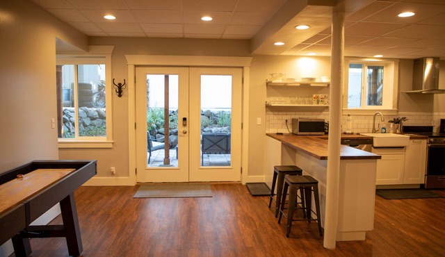 Downtown Moscow Private Downstairs Apartment Sleeps 6.n