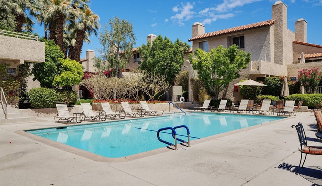 Downtown Mountain View Condo with Private Patio and Vaulted Ceilings