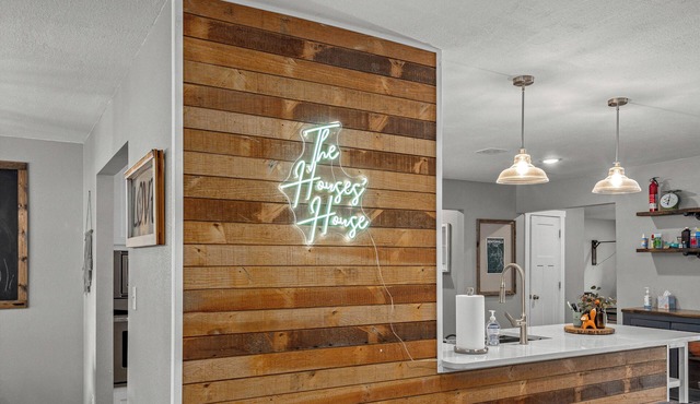 Downtown, museums, MTB, & more! 4BR/3.5BT, pickleball, basketball, & game room!