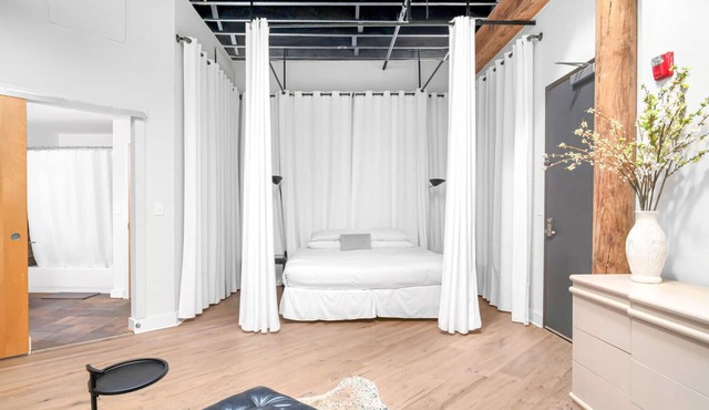 Downtown Music City Loft living! ~Steps to the Ryman and Broadway