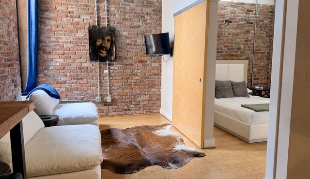 Downtown Music City Loft living! ~Steps to the Ryman and Broadway