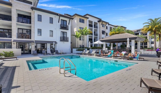 Downtown Naples - Luxury Apartment with all amenities near Beach and 5th Ave.