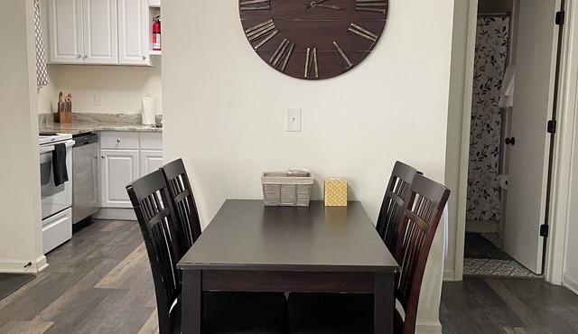 DOWNTOWN NASHVILLE COMFY & COZY B