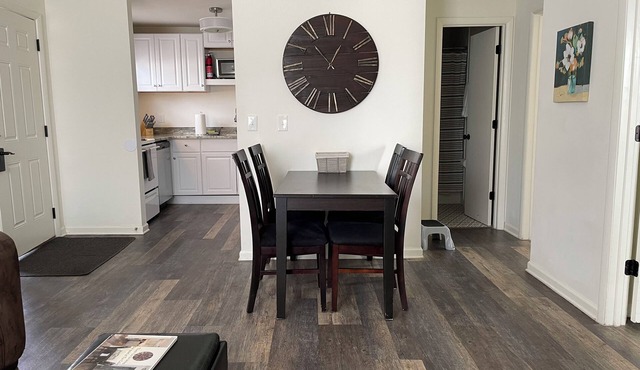 DOWNTOWN NASHVILLE COMFY & COZY C