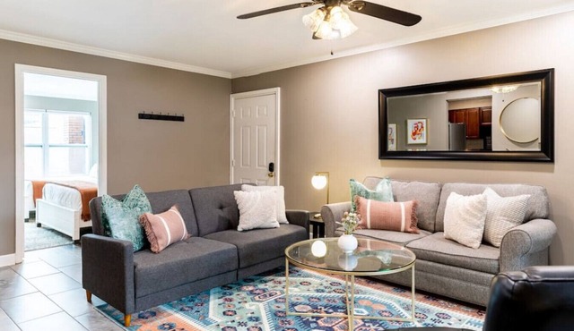 Downtown Nashville Condo - Walk to Broadway Bars + Free Parking!