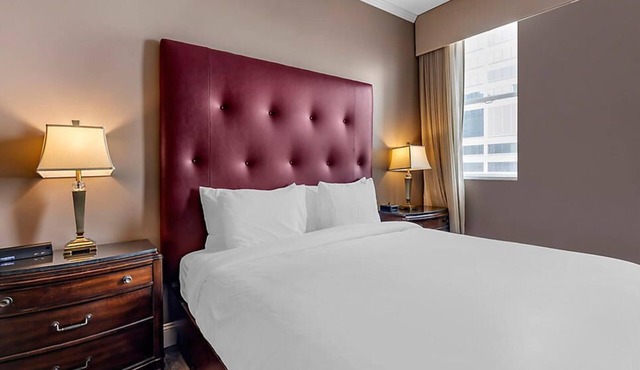 Downtown Nashville located in Printer's Alley with King Bed!