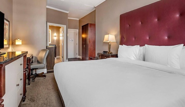 Downtown Nashville located in Printer's Alley with King Bed!