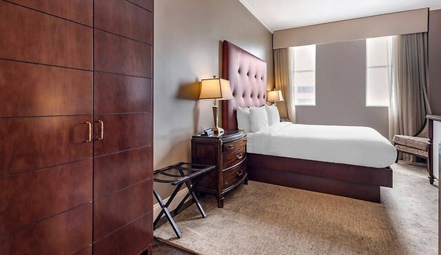Downtown Nashville located in Printer's Alley with King Bed!