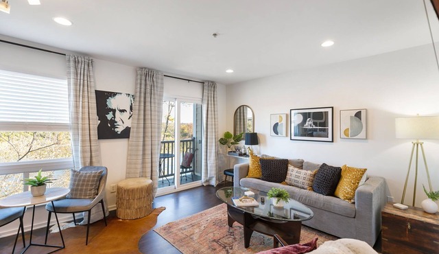 Downtown Nashville Music City Riverfront Escape FREE PARKING