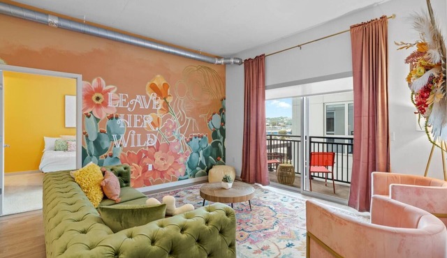Downtown Nashville - Rooftop POOL - 10 min Walk to Broadway!