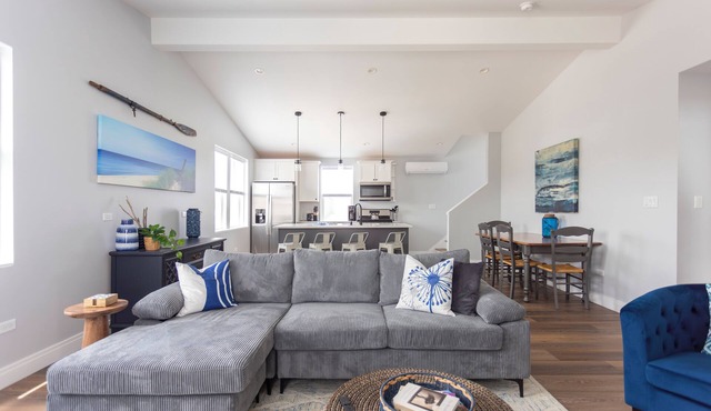 Downtown New Buffalo Suite 2A , Walk to Beach, King Beds