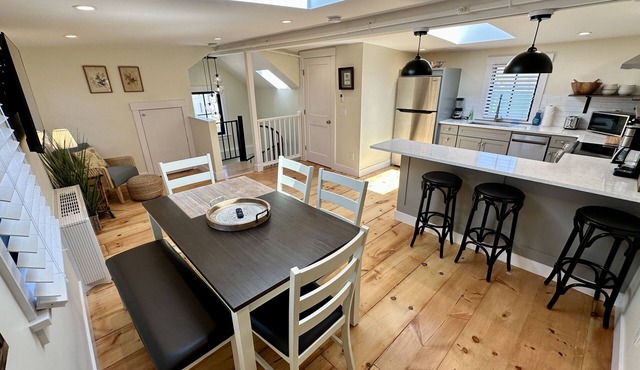 Downtown Newport RI in this gorgeous renovated townhouse apartment off Historic Thames Street! 2 queen beds + pull-out sofa (sleeps 6), full stocked kitchen, mini-split AC, 2 TVs, off-street parking. Steps to dining, wharfs & everything!