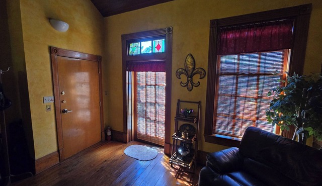 Downtown NOLA Condo Luxury 2 bedroom next door to Ceasars Casino!