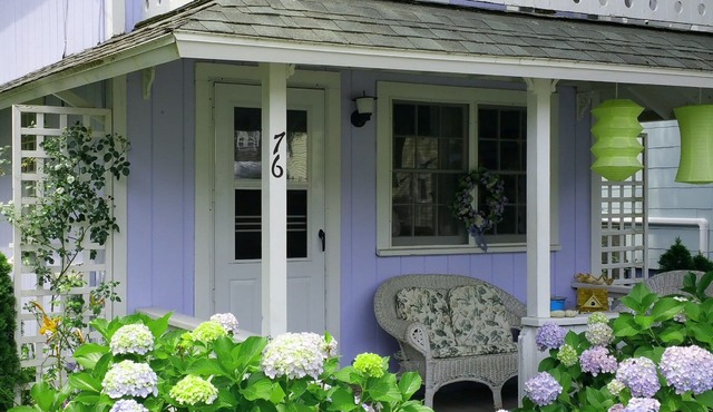 Downtown Oak Bluffs, short walk to beach & town