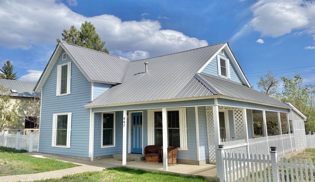 Downtown Oak St Farmhouse near Mesa Verde/Durango - Work and Wander!