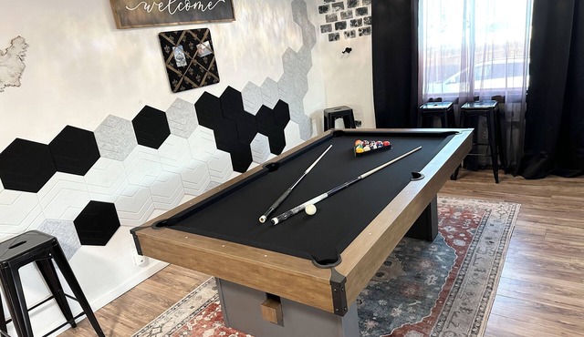 Downtown oasis. Abundance of Entertainment & Amenities Hot Tub King Bed