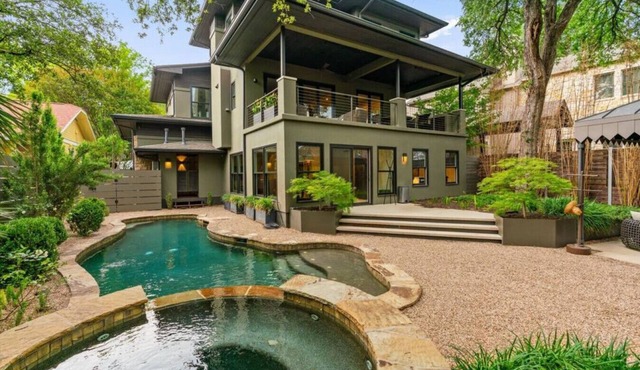 Downtown Oasis : Heated Pool : Spa : Game room Sunday Ticket
