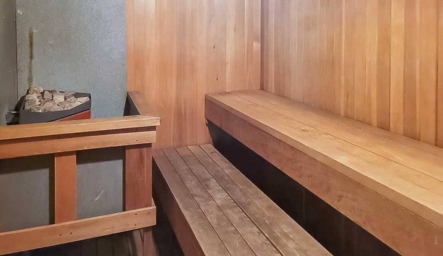 Downtown oasis right with Calgary Tower views. Close to attractions and Ctrain.