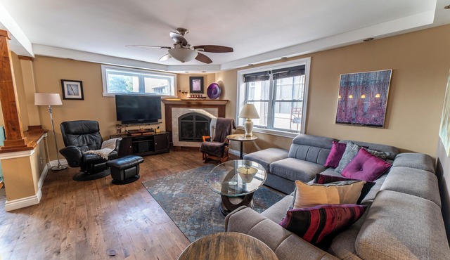 Downtown Oasis: Spacious 4BR Executive Loft with Rooftop Hot Tub