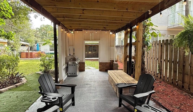 Downtown Oasis, cozy backyard, near airport/cruise
