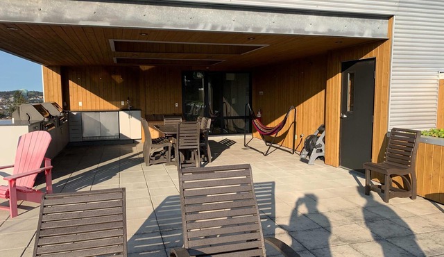Downtown Oasis with a Balcony, Family-Friendly, WiFi
