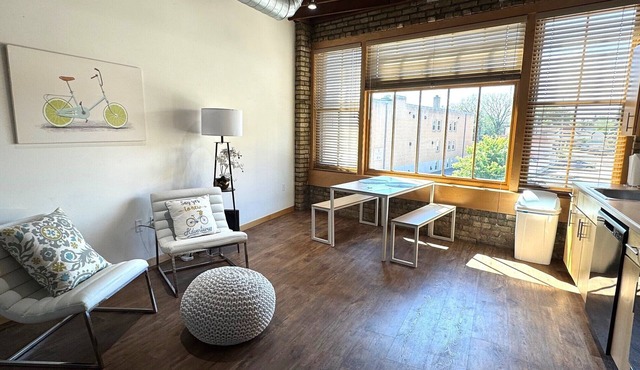Downtown- Off Broadway- 1 bedroom Suite 202 Pet Friendly!