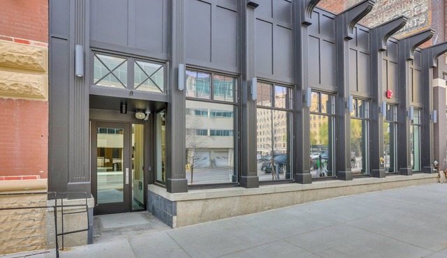 Downtown Omaha Getaway w/Deck & Gas Grill!