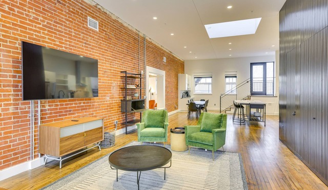 Downtown Omaha Getaway w/Deck & Gas Grill!