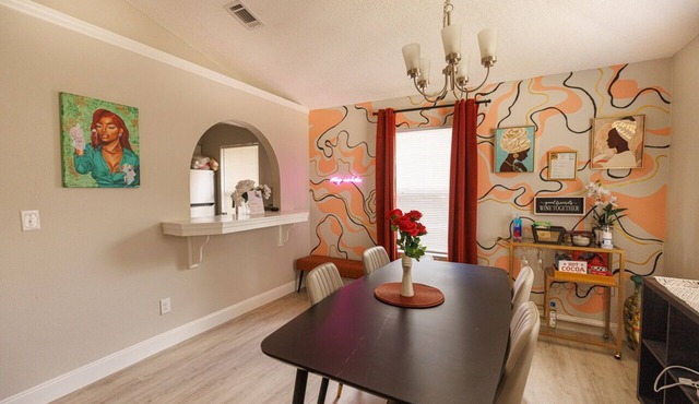 Downtown Orlando Creative Oasis- Hand Painted Murals & Free Parking.