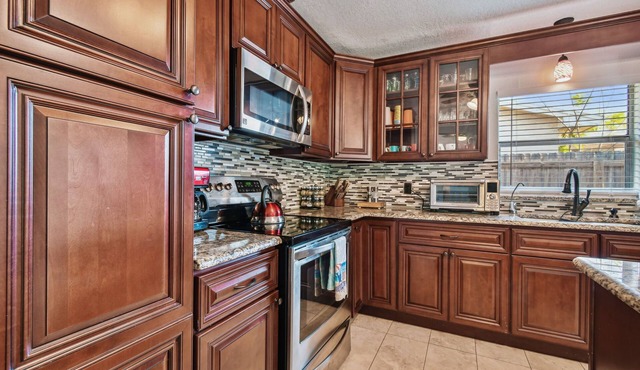 Downtown Palm Harbor Sunshine Retreat w/Heated Pool & Game Room