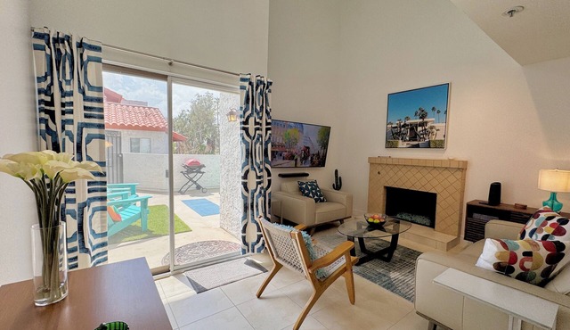 Downtown Palm Springs Holiday Loft – New Decor, View Patio, S/W Pools