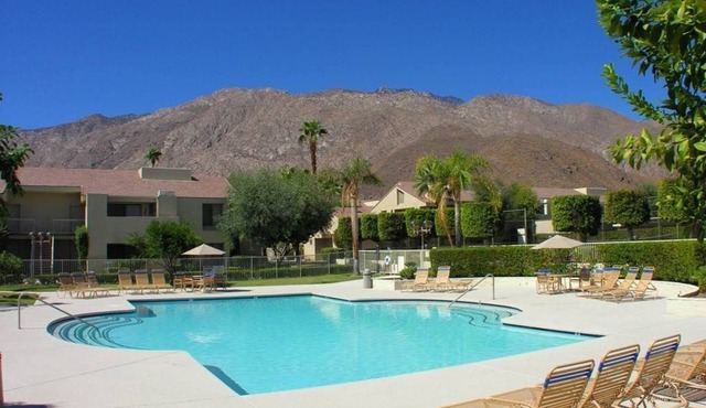 DOWNTOWN PALM SPRINGS POOLSIDE LOWER CONDO STEPS TO CASINO