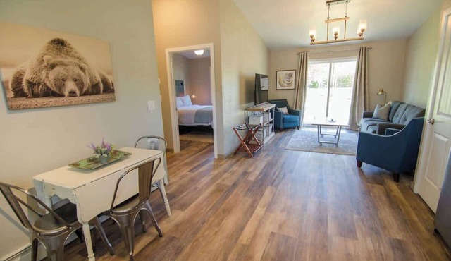 Downtown Palmer Retreat Stunning Mountain Views