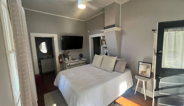 Downtown Parking The Mary Margaret Guest Suite