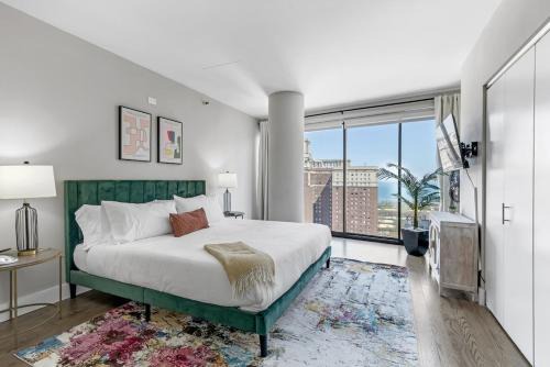 Downtown Penthouse 11- Parking, Gym, Pvt Patio, Pool