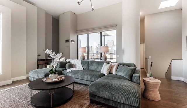 Downtown Penthouse 5bd VIEWS | Parking, Gym+Pool