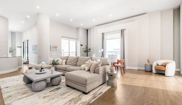 Downtown Penthouse Lake Views #1|Gym, Parking+Pool