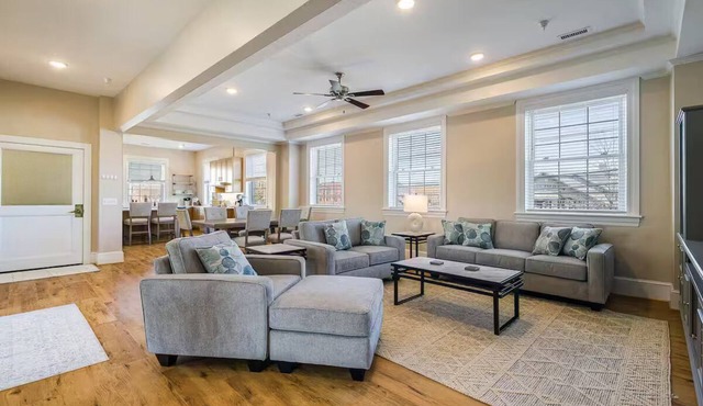 Downtown Penthouse - Walk to JMU w/parking