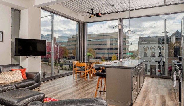 Downtown Penthouse with City View & Free Parking