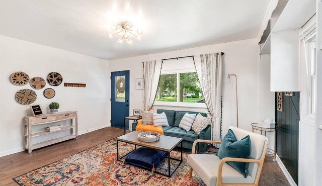 ★Downtown Perrysburg Bungalow w/ additional space★