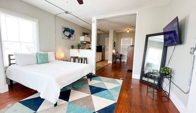 Downtown+PetsOK+Min2Beach-Cozy Studio