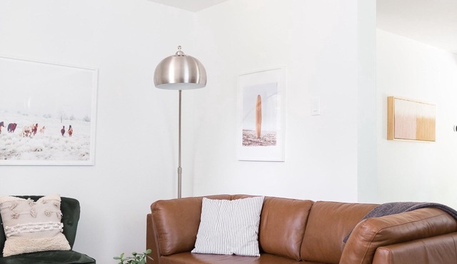 Downtown Picton 2 Bedroom Boho Suite! (15 Minutes to Sandbanks)