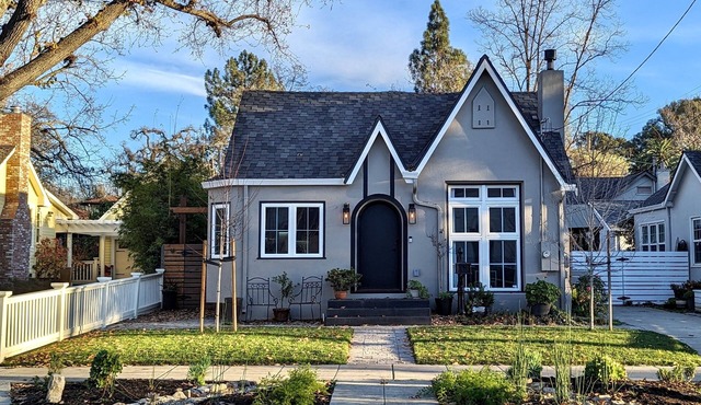 Downtown Pleasanton Cottage