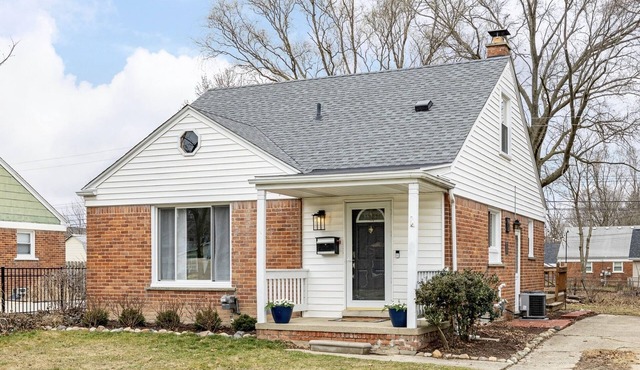 Downtown Plymouth Cozy Bungalow, centrally-located, sleeps 6